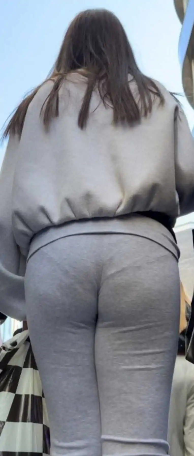 Brunette Teen VPL Candid Leggings
